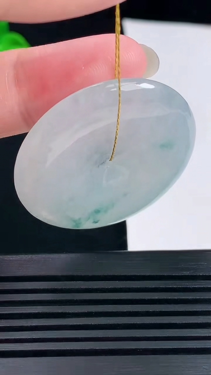 天然A货翡翠冰种飘花平安扣吊坠，尺寸37.5-5.8重量:17.98g
6月15日