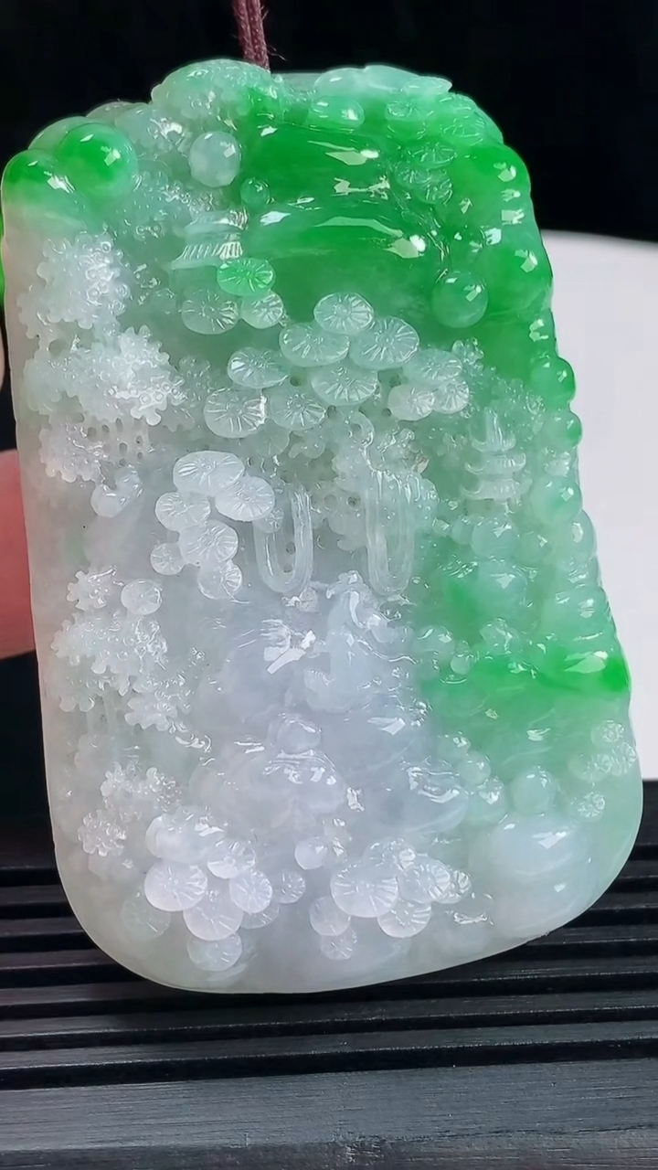 天然A货翡翠山水牌吊坠，尺寸64.3-41-11重量:66.01g
6月15日
