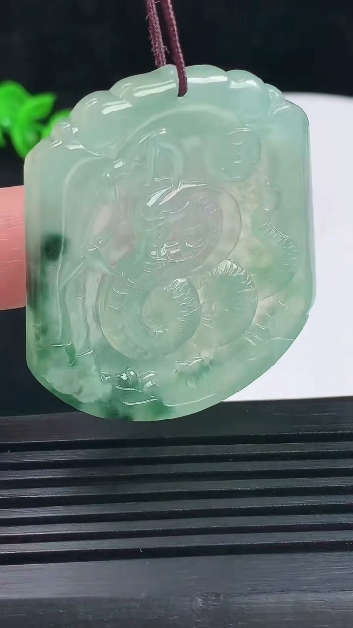 天然A货翡翠冰种飘花生肖蛇吊坠，尺寸47.4-41.8-4.5重量:20.52g
6月15日
