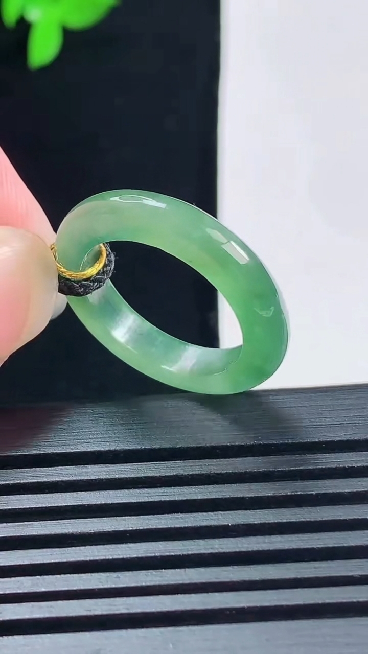 天然A货翡翠玉指环 戒指，尺寸17-4.2-3.5 重量:2.94g2026年6月15日
工厂直销收藏佳品,种好水足，色泽均匀，有种有色，上手高大气！