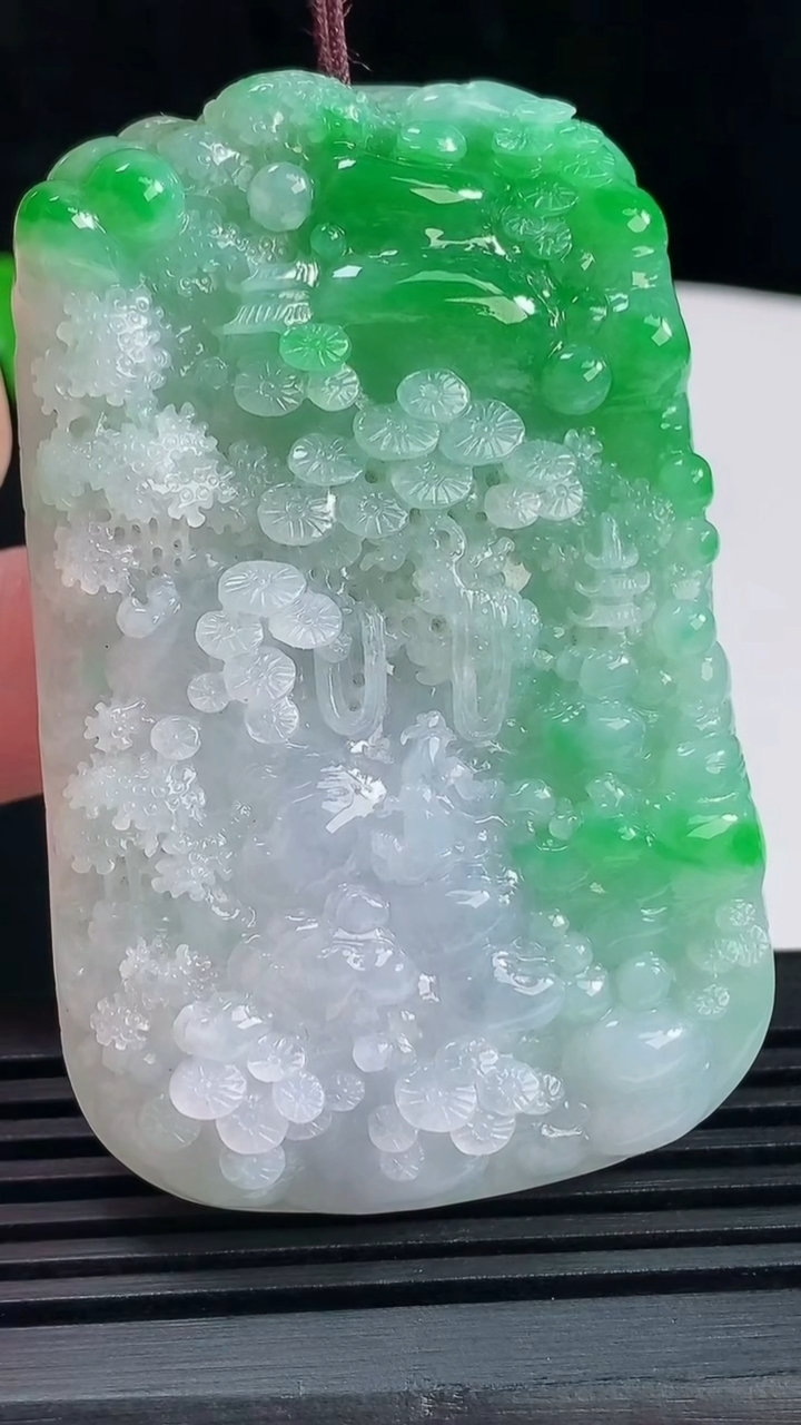 天然A货翡翠山水牌吊坠，尺寸64.3-41-11重量:66.01g
6月15日