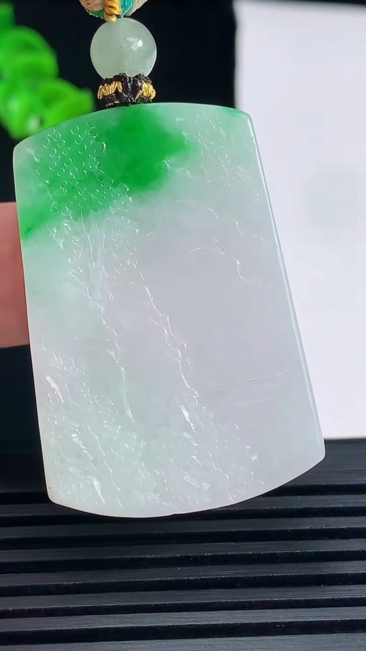 天然A货翡翠山水牌吊坠，尺寸40.6-27.8-6.6 重量:20.00g
6月15日