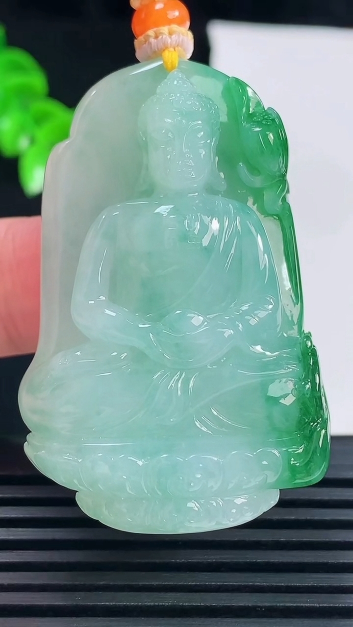 天然A货翡翠大日如来吊坠，尺寸48.3-32-12 重量:38.61g
6月15日