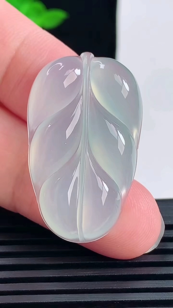 天然A货翡翠金枝玉叶 叶子吊坠，尺寸35-21-5.5 重量:8.19g
6月15日