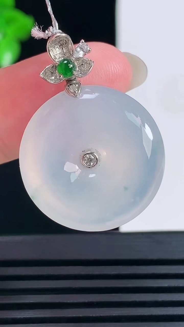 天然A货翡翠种飘花平安扣吊坠，尺寸22.8-6.1重量:7.33g
6月15日