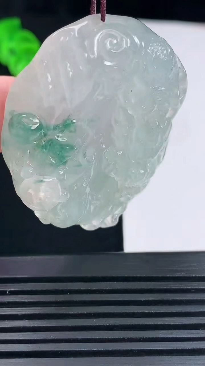 天然A货翡翠种飘花龙牌吊坠，尺寸48.2-39-10重量:40.00g
6月15日