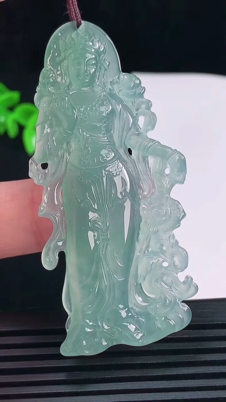 天然A货翡翠冰种蓝水大势至观音菩萨吊坠，尺寸64.7-29.3-5重量:17.66g
6月15日