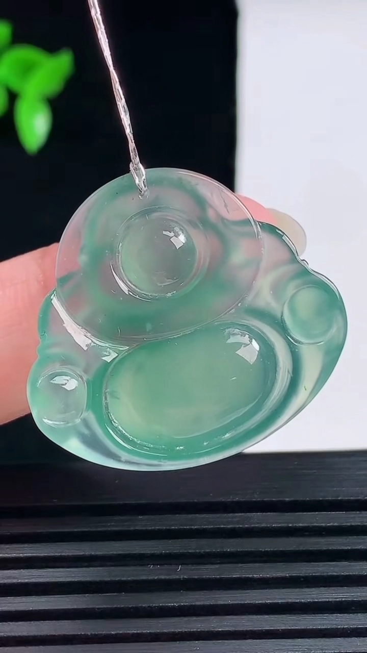 天然A货翡翠冰种蓝水佛公吊坠，尺寸27.8-30.3-5.3重量:7.00g
6月15日
