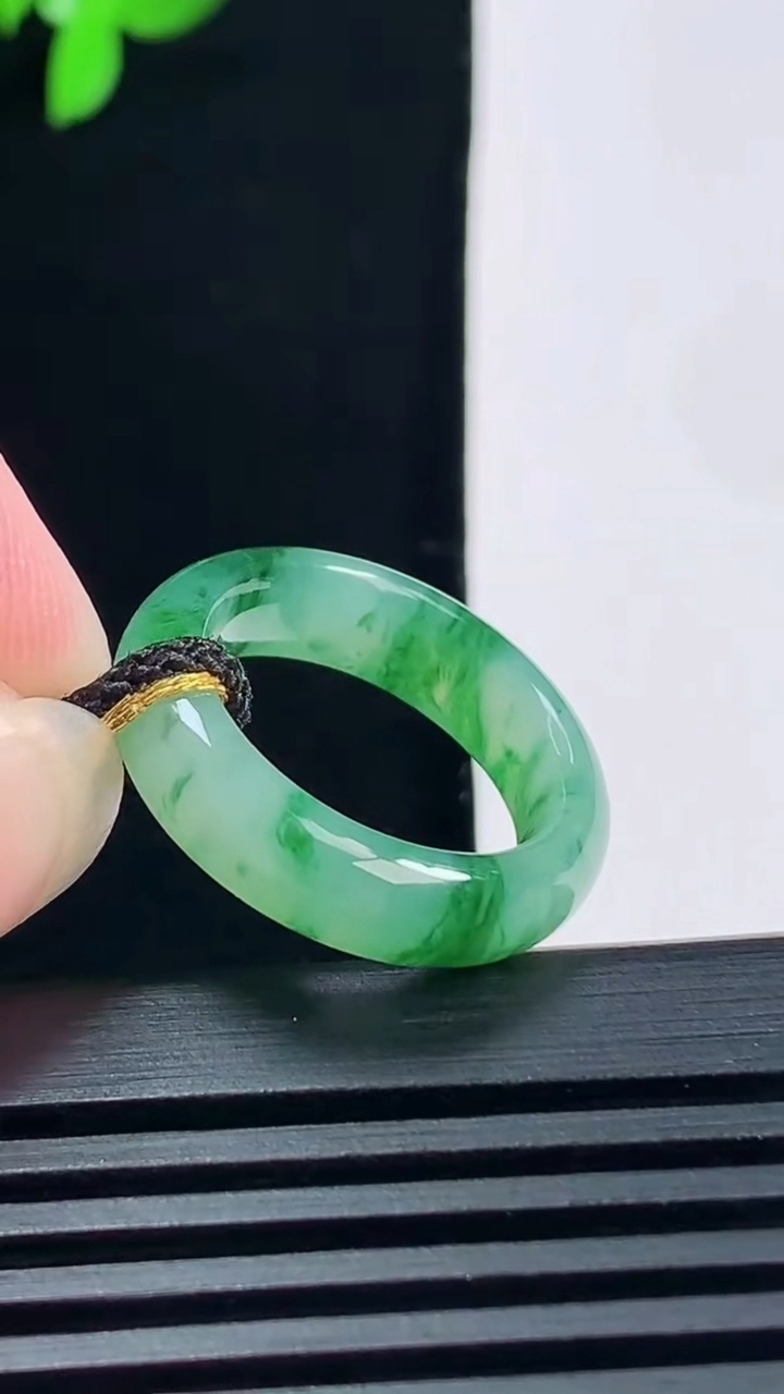 天然A货翡翠冰种飘花玉指环 戒指，尺寸16-5.2-3.5 重量:3.36g2026年6月15日
工厂直销收藏佳品,种好水足，色泽均匀，有种有色，上手高大气！
