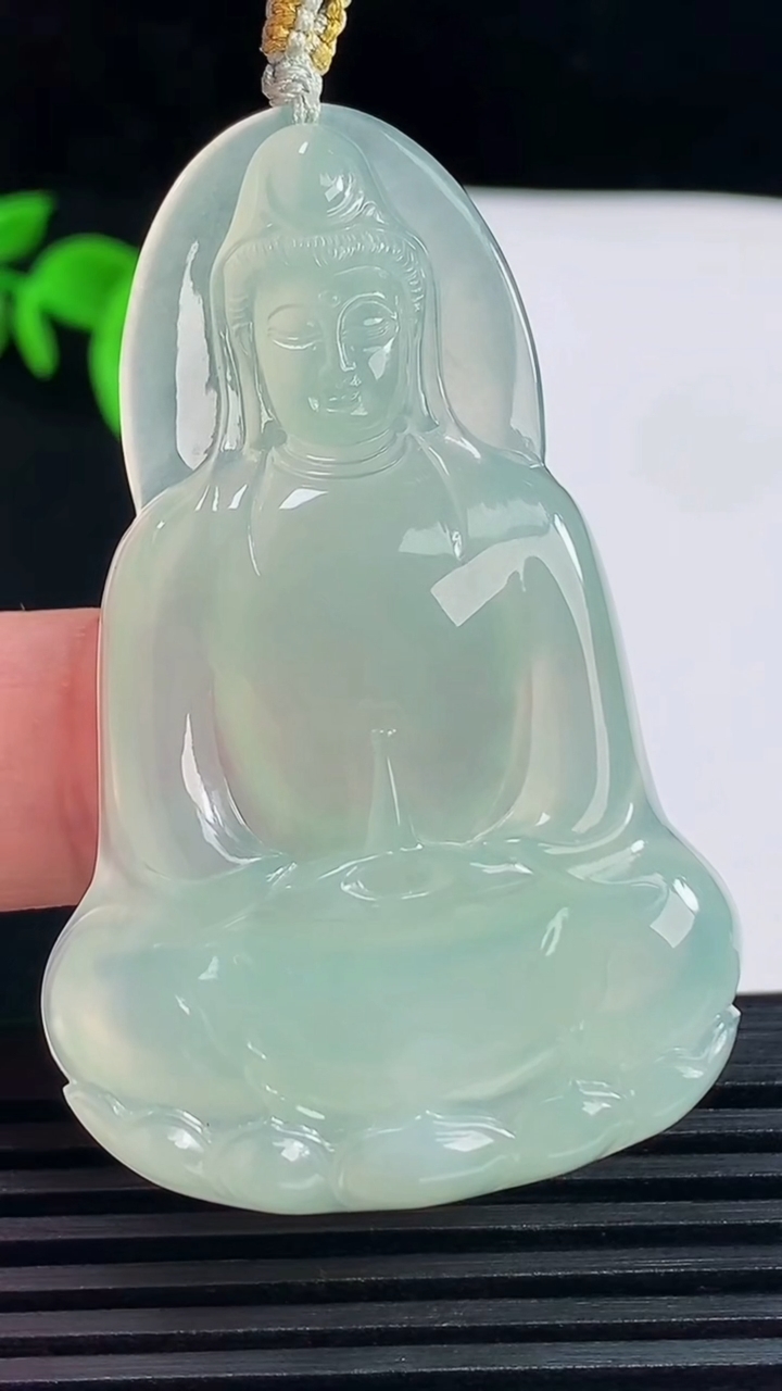 天然A货翡翠素衣观音菩萨吊坠，尺寸53.3-34-5.4重量:17.33g
6月15日