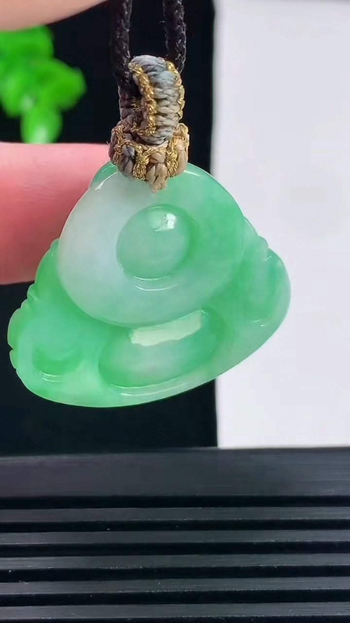 天然A货翡翠佛公吊坠，尺寸24.6-30.6-10.5重量:13.37g
6月15日