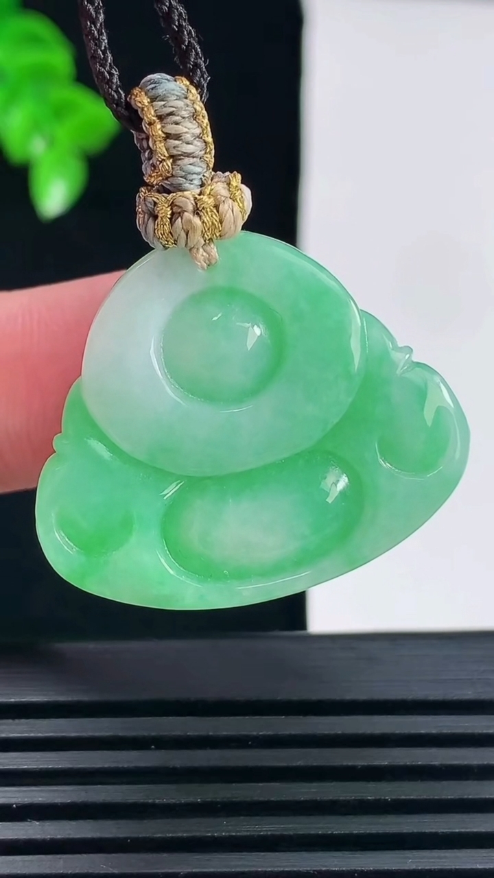 天然A货翡翠佛公吊坠，尺寸24.6-30.6-10.5重量:13.37g
6月15日