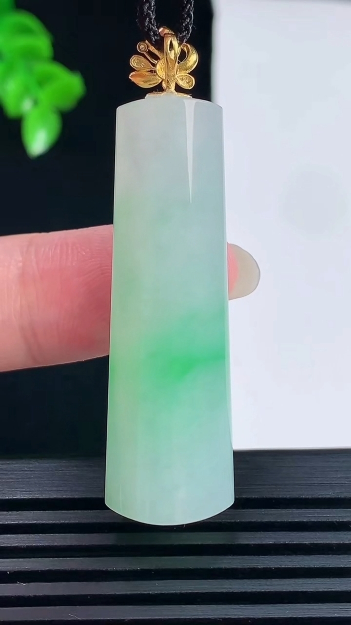 天然A货翡翠平安柱吊坠，尺寸43.6-13.8-9重量:12.10g
6月15日