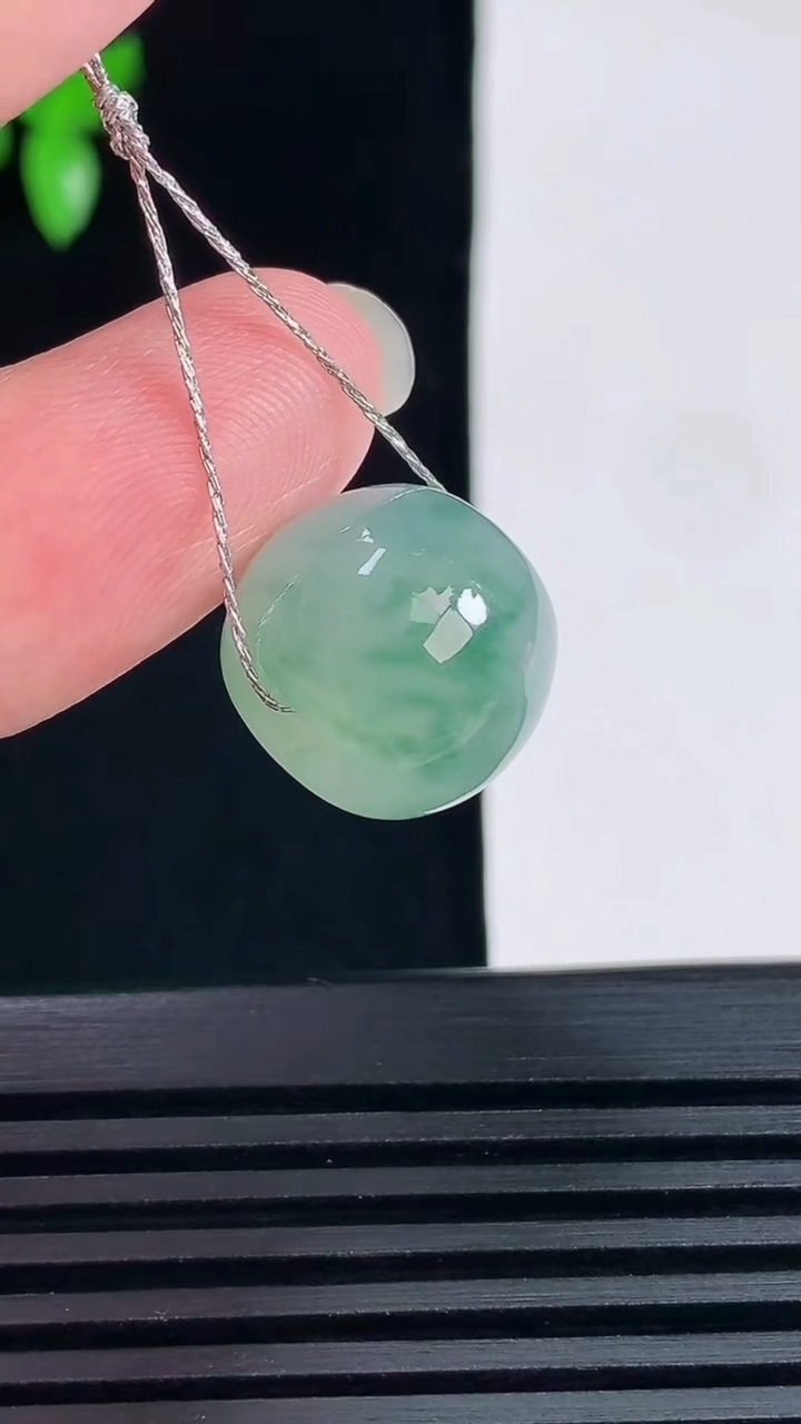天然A货翡翠冰种飘花路路通吊坠，尺寸12-14.3 重量:5.25g
6月15日