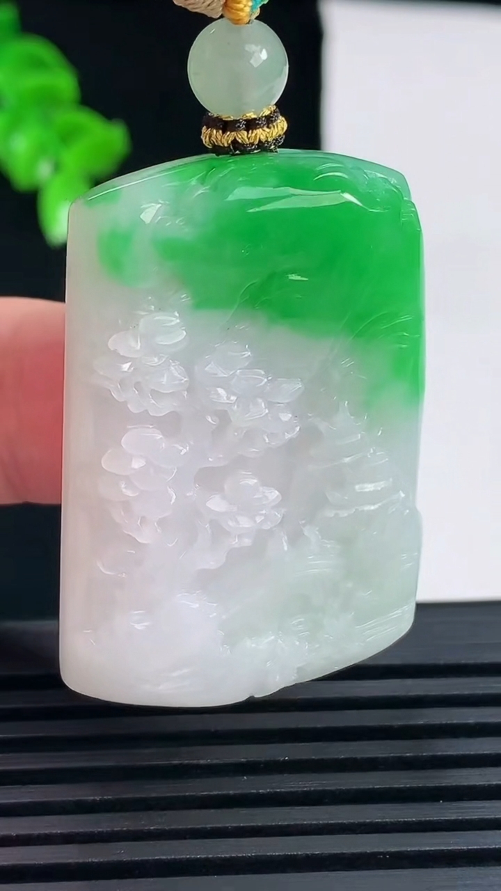 天然A货翡翠山水牌吊坠，尺寸40.6-27.8-6.6 重量:20.00g
6月15日