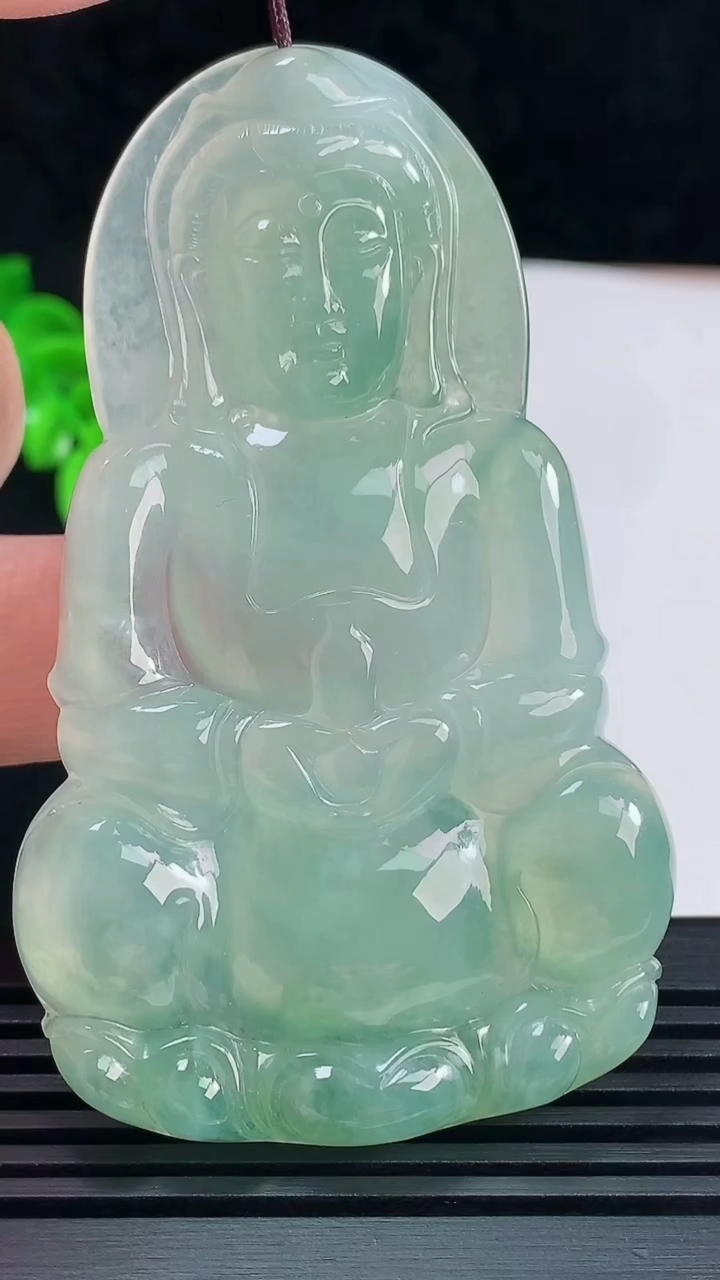 天然A货翡翠正装观音菩萨吊坠，尺寸72.3-44.2-5.3 重量:34.47g
6月15日