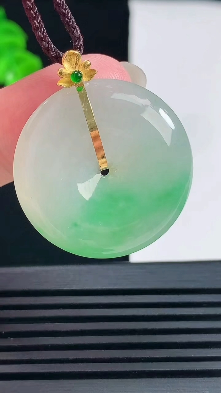 天然A货翡翠平安扣吊坠，尺寸28.5-5.1重量:8.58g
6月15日