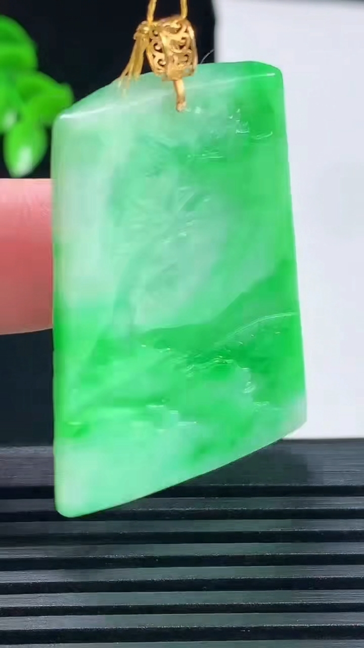 天然A货翡翠山水牌吊坠，尺寸43-29-5.7重量:17.70g
6月15日