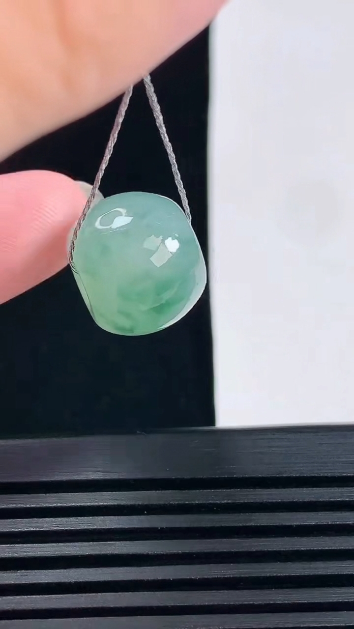 天然A货翡翠冰种飘花路路通吊坠，尺寸12-14.3 重量:5.25g
6月15日
