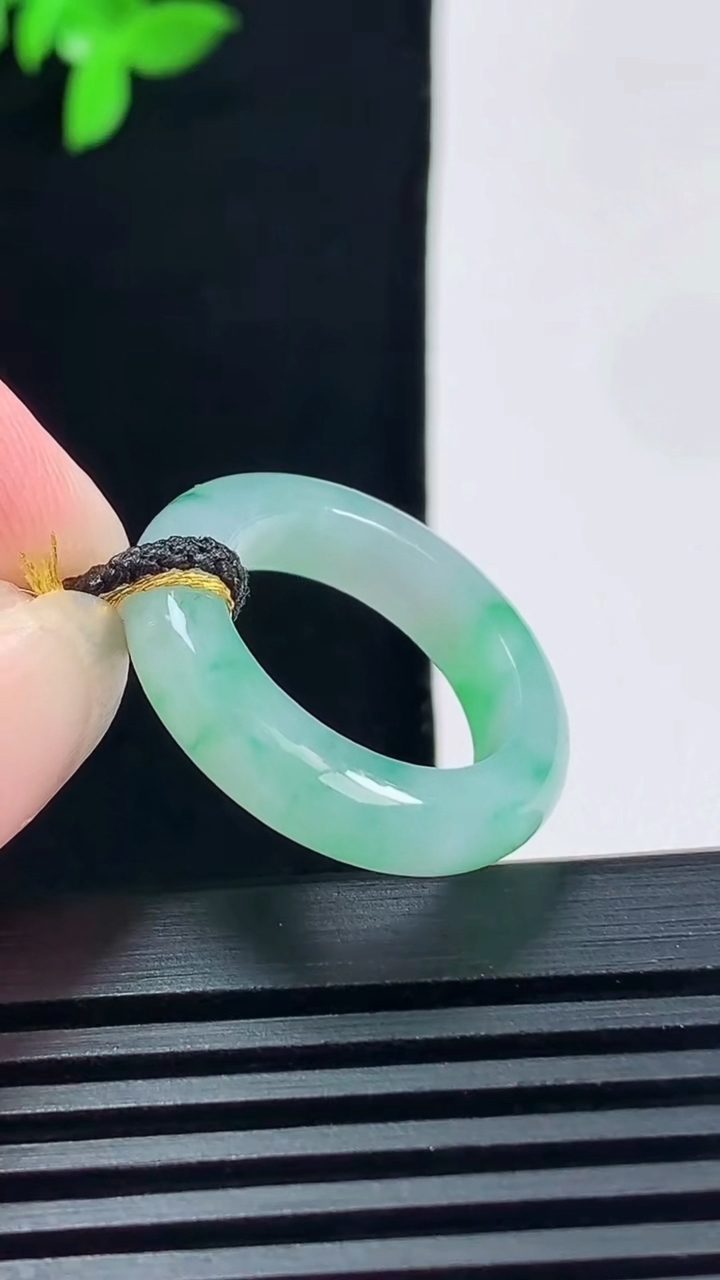 天然A货翡翠玉指环 戒指，尺寸16.5-5-3.6 重量:3.59g2026年6月15日
工厂直销收藏佳品,种好水足，色泽均匀，有种有色，上手高大气！