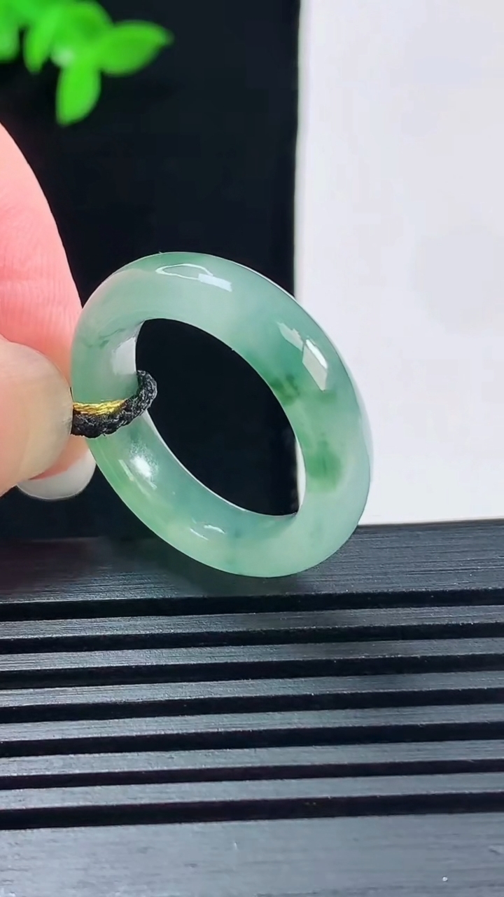 天然A货翡翠冰种飘花玉指环 戒指，尺寸17.8-5.6-3.5 重量:4.00g2026年6月15日
工厂直销收藏佳品,种好水足，色泽均匀，有种有色，上手高大气！