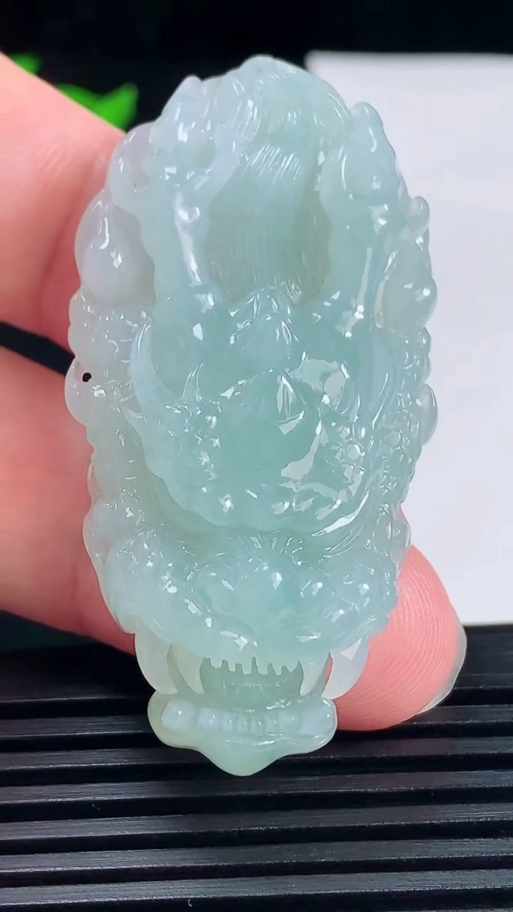 天然A货翡翠龙牌吊坠，尺寸52-26.7-11.8重量:24.47g
6月15日