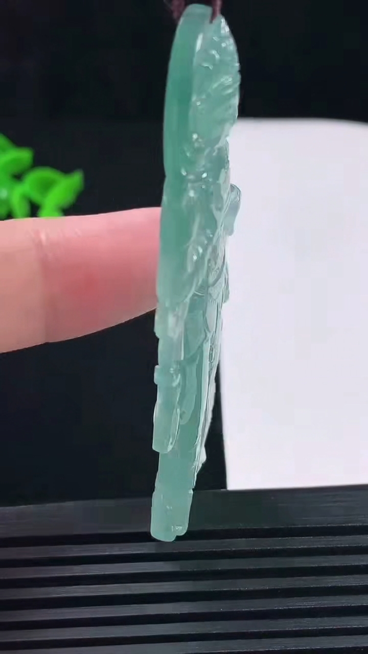 天然A货翡翠冰种蓝水大势至观音菩萨吊坠，尺寸64.7-29.3-5重量:17.66g
6月15日