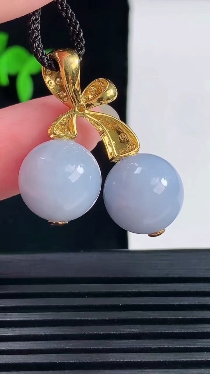 天然A货翡翠18k金紫罗兰圆珠吊坠，尺寸12.8重量:9.68g
6月15日