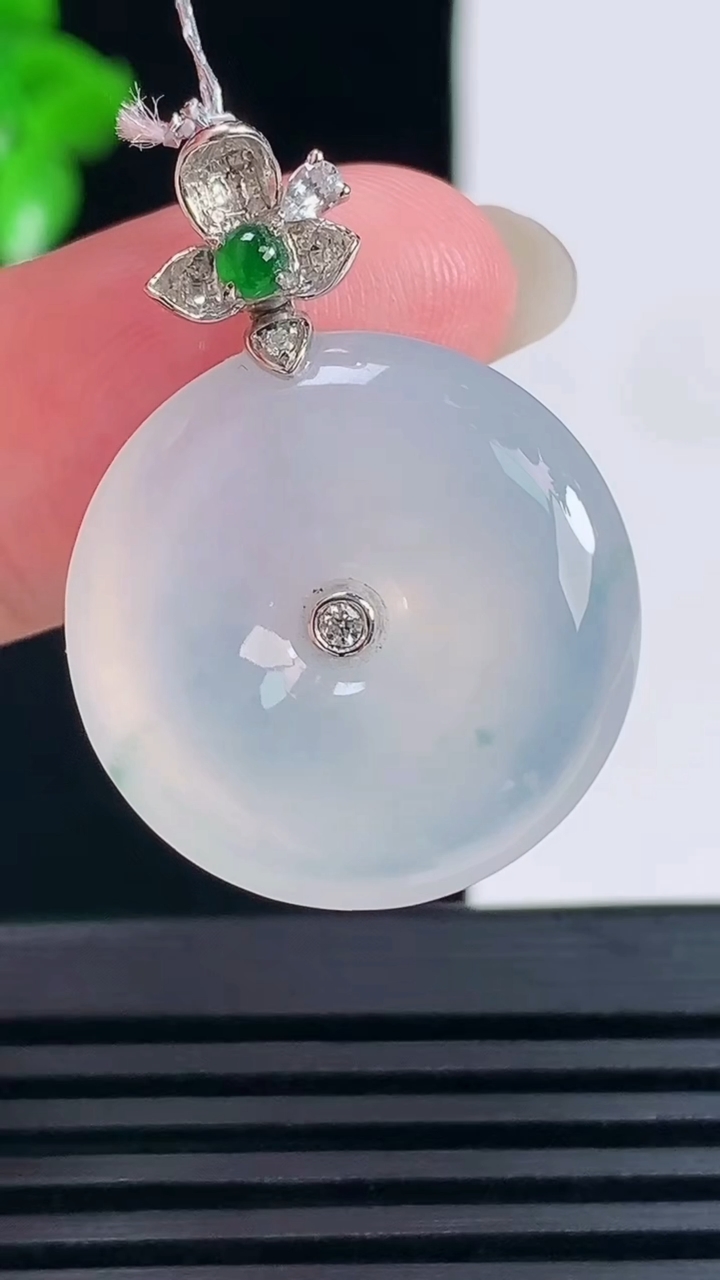 天然A货翡翠种飘花平安扣吊坠，尺寸22.8-6.1重量:7.33g
6月15日