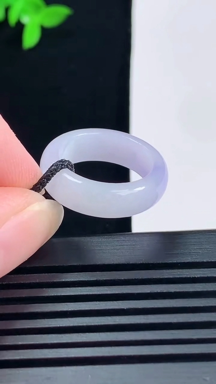 天然A货翡翠紫罗兰玉指环 戒指，尺寸15.8-5.6-3 重量:3.14g2026年6月15日
工厂直销收藏佳品,种好水足，色泽均匀，有种有色，上手高大气！