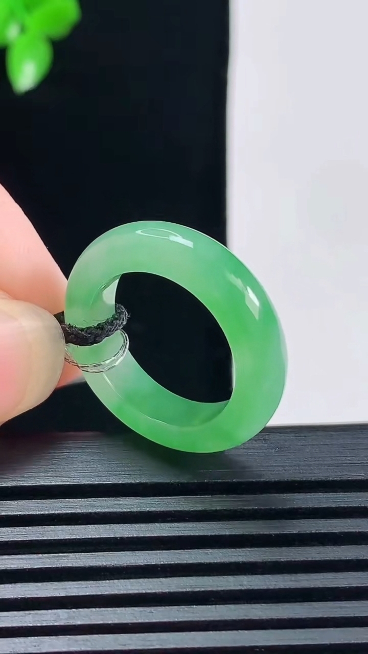 天然A货翡翠玉指环 戒指，尺寸16-5-3.5重量:3.64g2026年6月15日
工厂直销收藏佳品,种好水足，色泽均匀，有种有色，上手高大气！