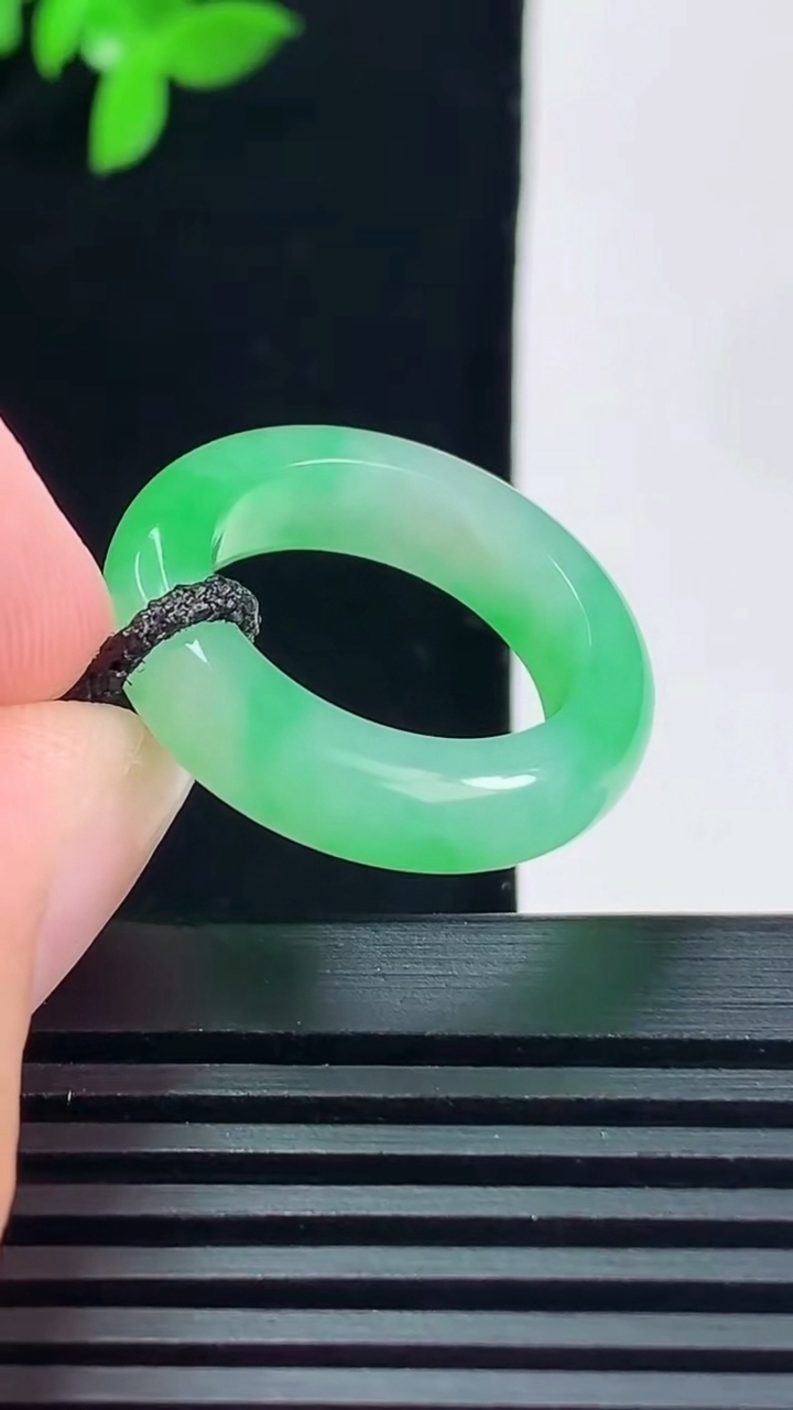 天然A货翡翠玉指环 戒指，尺寸16.2-5.2-3.6 重量:3.84g2026年6月15日
工厂直销收藏佳品,种好水足，色泽均匀，有种有色，上手高大气！
