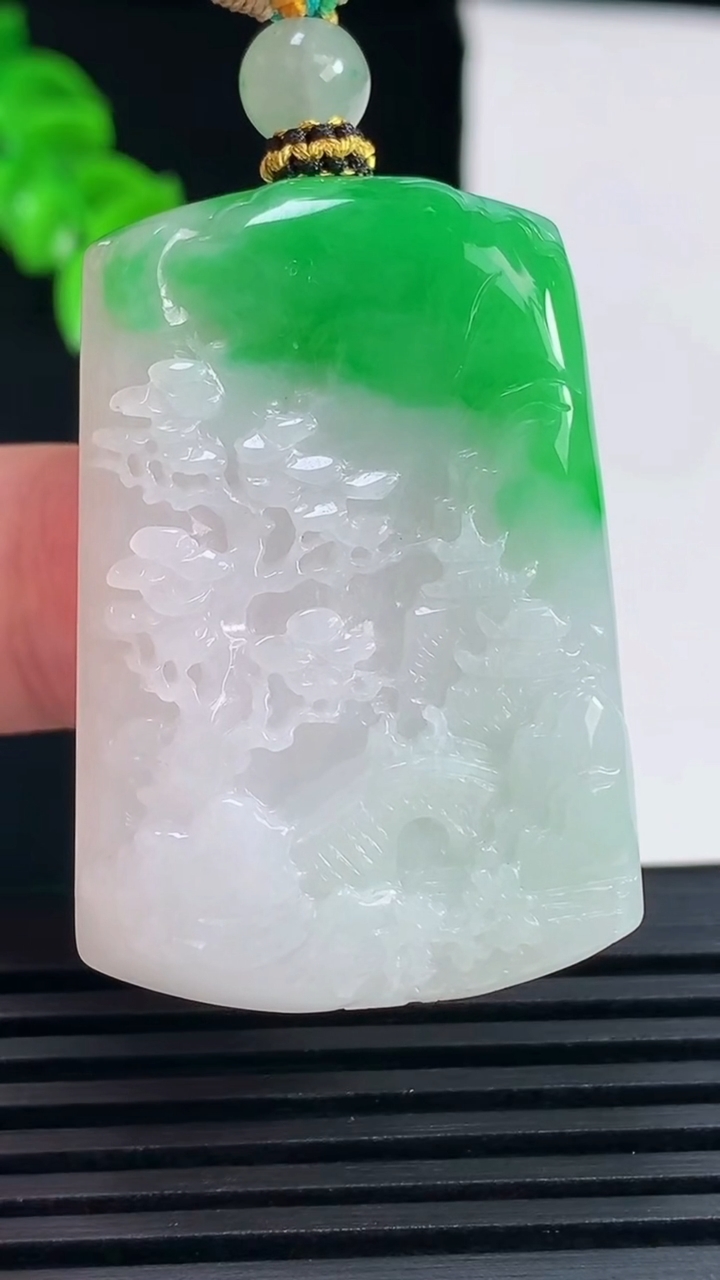 天然A货翡翠山水牌吊坠，尺寸40.6-27.8-6.6 重量:20.00g
6月15日