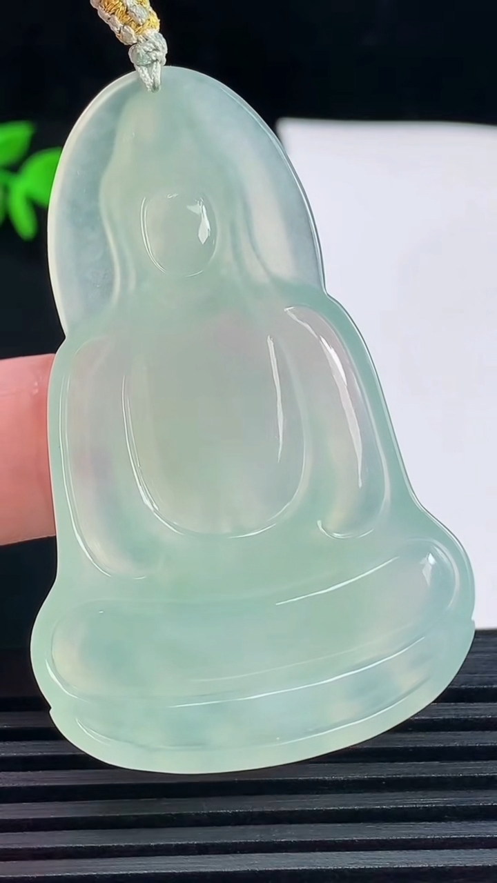 天然A货翡翠素衣观音菩萨吊坠，尺寸53.3-34-5.4重量:17.33g
6月15日