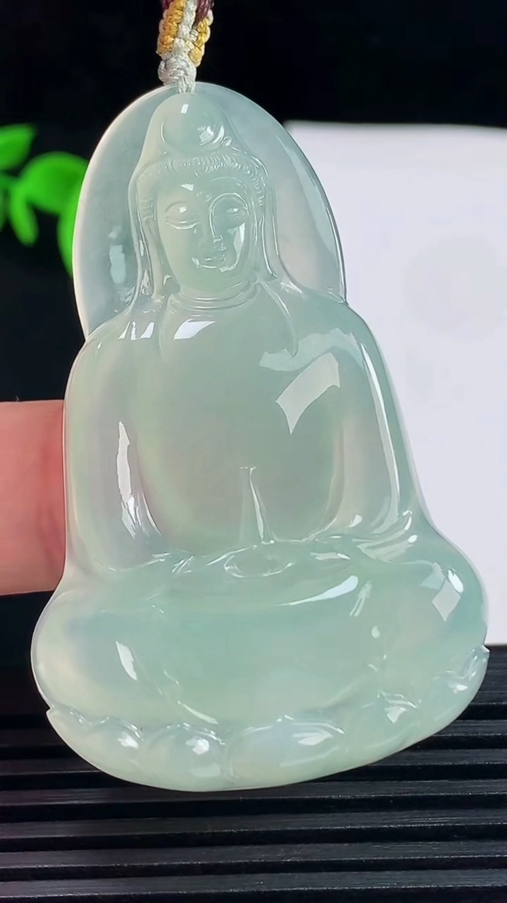 天然A货翡翠素衣观音菩萨吊坠，尺寸53.3-34-5.4重量:17.33g
6月15日