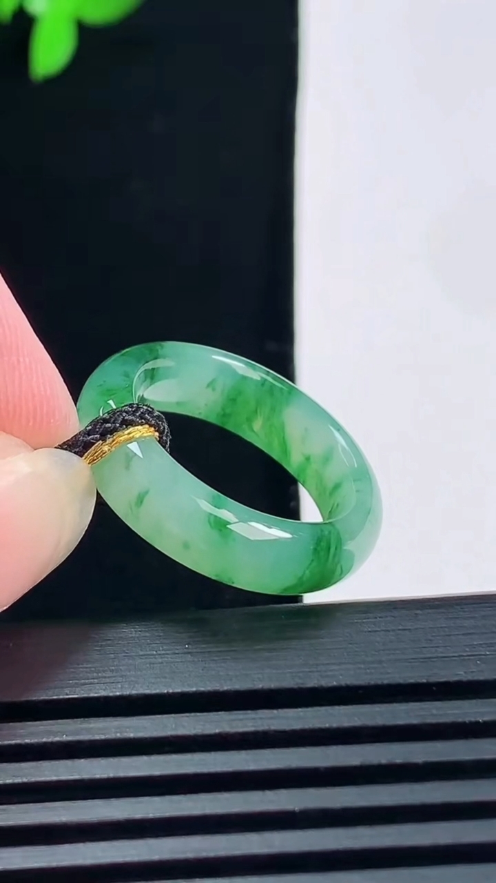 天然A货翡翠冰种飘花玉指环 戒指，尺寸16-5.2-3.5 重量:3.36g2026年6月15日
工厂直销收藏佳品,种好水足，色泽均匀，有种有色，上手高大气！