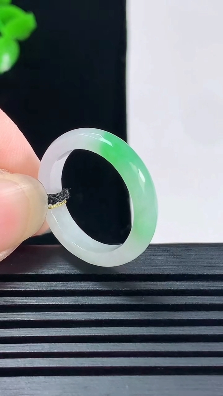 天然A货翡翠玉指环 戒指，尺寸17-4.2-2.8 重量:2.32g2026年6月15日
工厂直销收