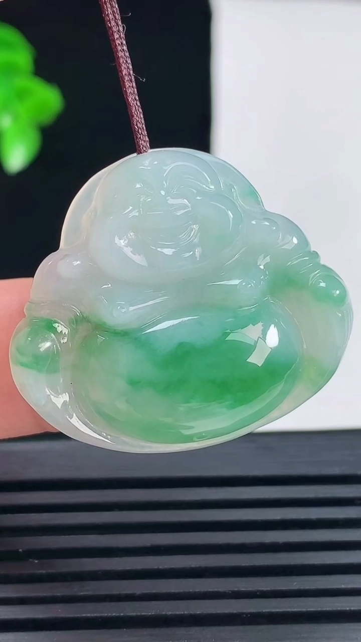 天然A货翡翠冰种飘花佛公吊坠，尺寸28.4-32.8-6.3重量:8.45g
6月15日