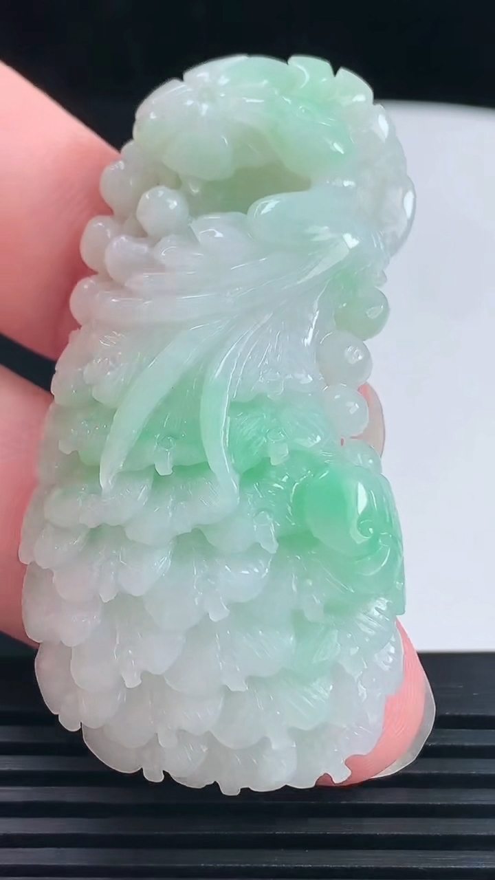 天然A货翡翠凤凰吊坠，尺寸57.5-28-12 重量:31.84g
6月15日
