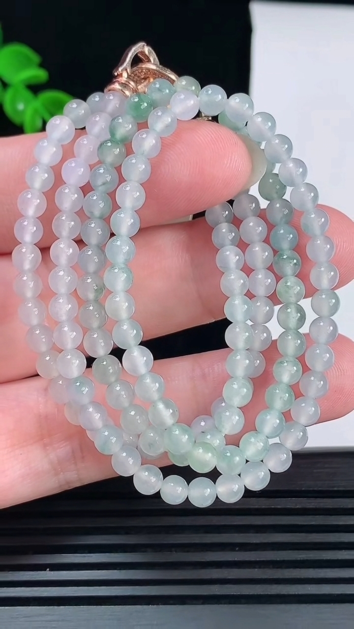 天然A货翡翠种飘花圆珠项链，尺寸4-132颗，重量:21.13g6月15日
工厂直销收藏佳品,种好水足，色泽均匀，有种有色，上手高大气！