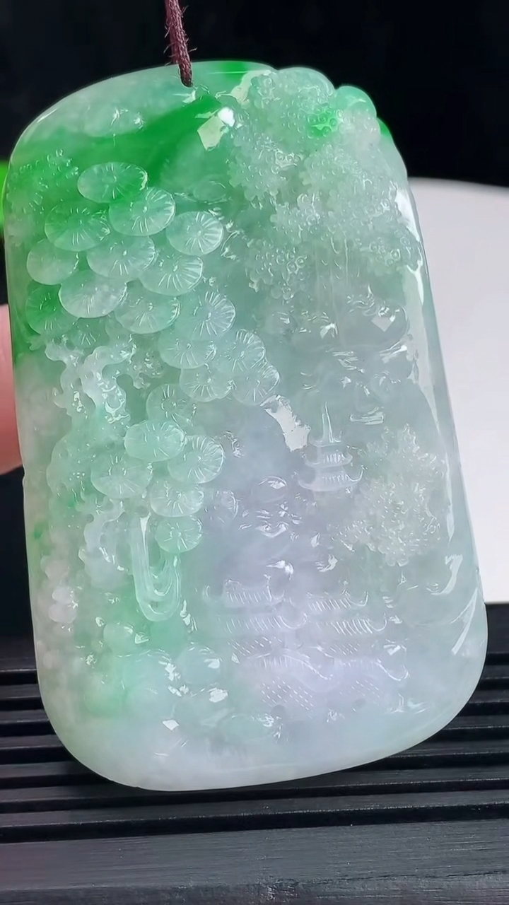 天然A货翡翠山水牌吊坠，尺寸64.3-41-11重量:66.01g
6月15日