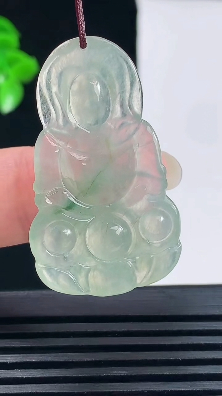 天然A货翡翠冰种飘花正装观音菩萨吊坠，尺寸39-23.2-4.3 重量:6.13g
6月15日
