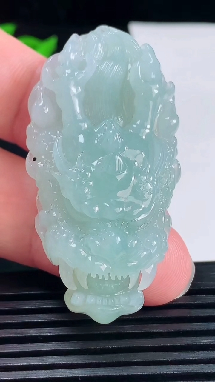 天然A货翡翠龙牌吊坠，尺寸52-26.7-11.8重量:24.47g
6月15日