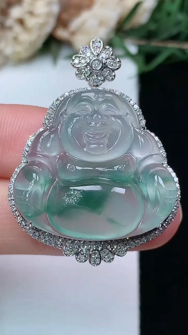 天然A货翡翠飘花佛公吊坠，尺寸37.8-28-9.7，裸石24-25.8，重量:8.21g
6月15
