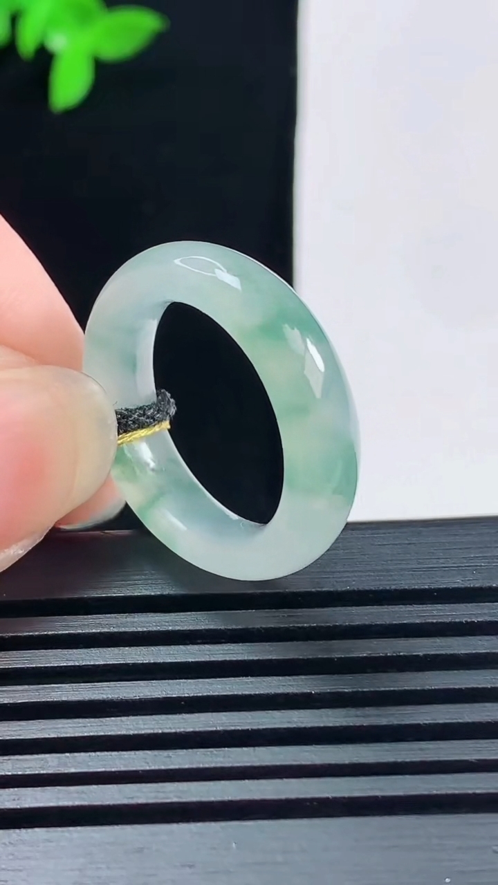 天然A货翡翠冰种飘花玉指环 戒指，尺寸17.3-5.8-3.6 重量:4.00g2026年6月15日
工厂直销收藏佳品,种好水足，色泽均匀，有种有色，上手高大气！
