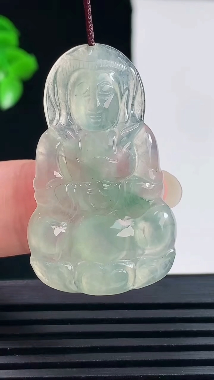 天然A货翡翠冰种飘花正装观音菩萨吊坠，尺寸39-23.2-4.3 重量:6.13g
6月15日