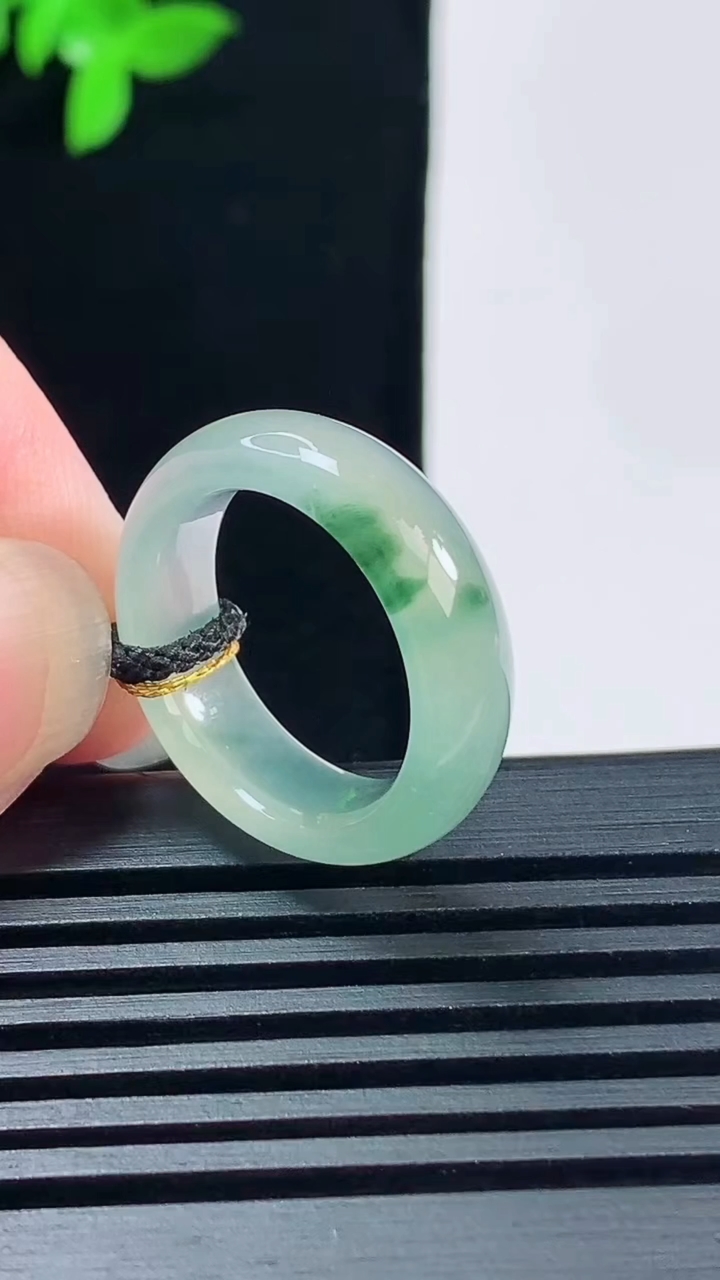 天然A货翡翠冰种飘花玉指环 戒指，尺寸16.2-5.8-3.2 重量:3.31g2026年6月15日