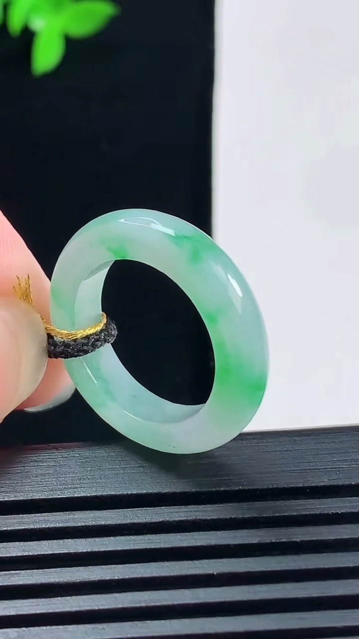 天然A货翡翠玉指环 戒指，尺寸16.5-5-3.6 重量:3.59g2026年6月15日
工厂直销收藏佳品,种好水足，色泽均匀，有种有色，上手高大气！
