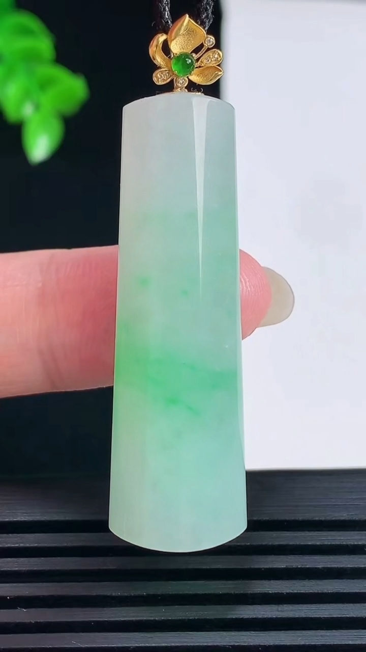 天然A货翡翠平安柱吊坠，尺寸43.6-13.8-9重量:12.10g
6月15日