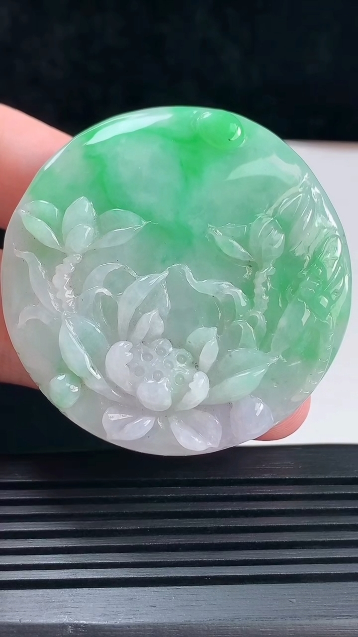 天然A货翡翠花开富贵吊坠，尺寸51.5-10 重量:62.39g
6月15日